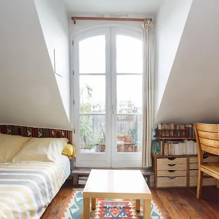 Sous Le Ciel De Paris, Petite