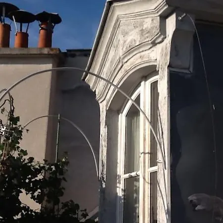 Apartment Sous Le Ciel De Paris, Petite Paris