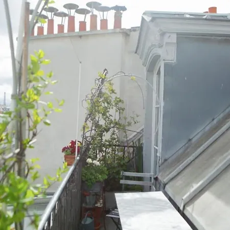 Sous Le Ciel De Paris, Petite Apartment