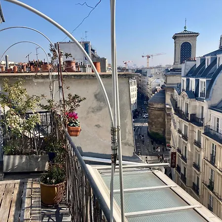 Sous Le Ciel De Paris, Petite Apartment
